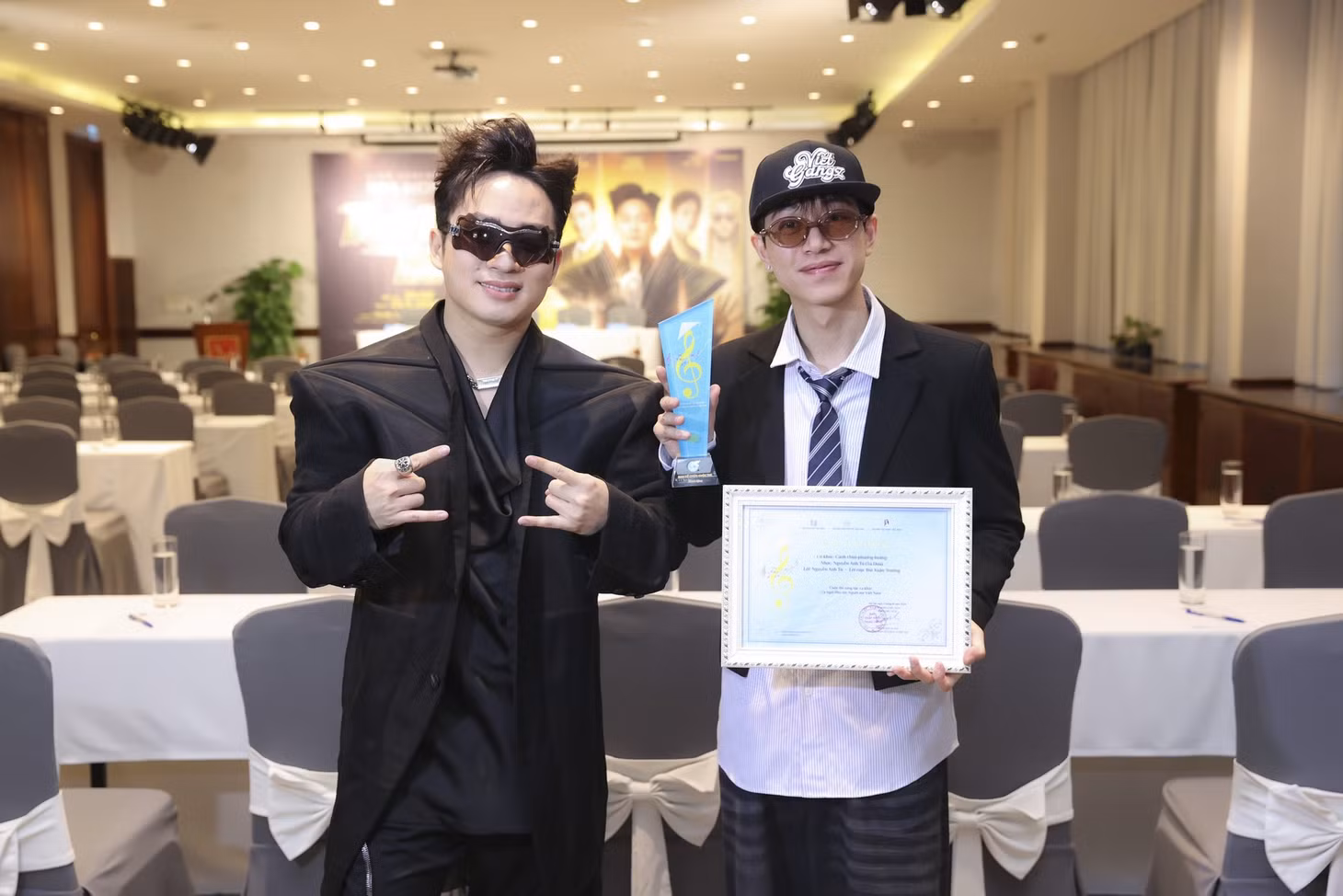 Rapper Double2T từng xuất hiện trong MV Cánh chim phượng hoàng của Tùng Dương.