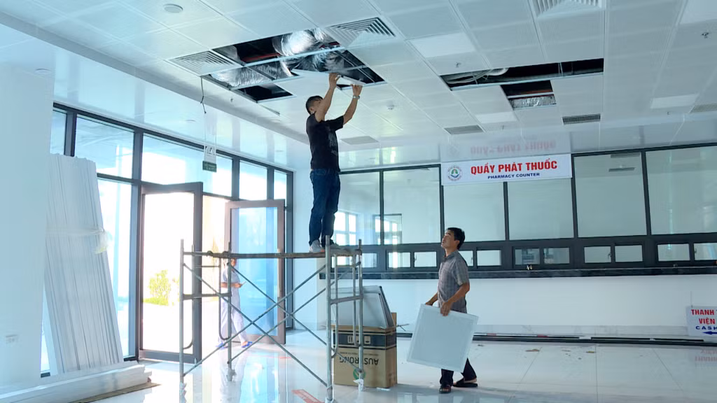 BQL Dự án đầu tư xây dựng các công trình dân dụng và công nghiệp tỉnh sửa chữa tòa nhà 11 tầng tại Bệnh viện Phổi Quảng Ninh bị hư hỏng do báo số 3. (Ảnh chụp ngày 27/9/2024)