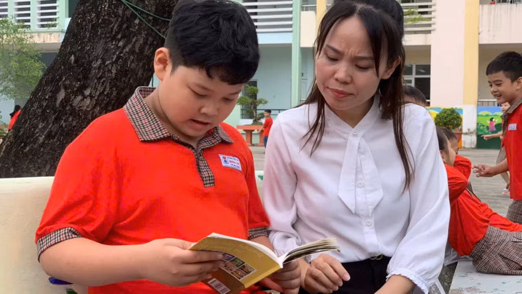 Phạm Nguyễn Đức Tiến cùng cô giáo chủ nhiệm lớp.