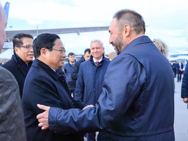 Quan chức Cộng hòa Tatarstan đón Thủ tướng Phạm Minh Chính tại sân bay.