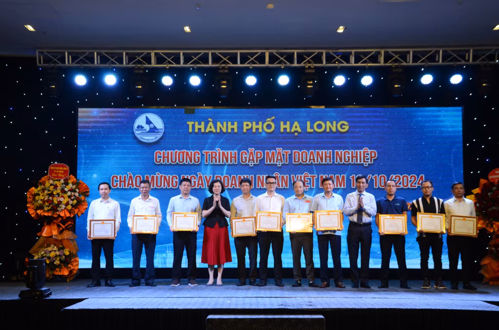Lãnh đạo TP Hạ Long khen thưởng cho các tập thể, cá nhân có thành tích xuất sắc trong xây dựng phát triển cộng đồng doanh nghiệp, đóng góp vào sự phát triển của thành phố năm 2024.