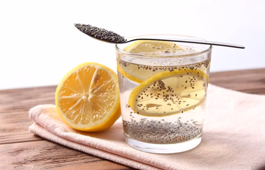 Nhiều quan điểm cho rằng nước chanh và hạt chia giúp no lâu, giảm béo. Ảnh minh họa: INT