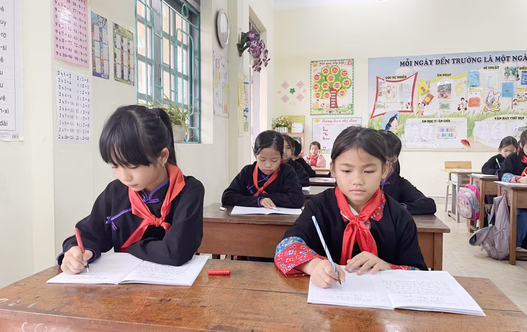 Mạng lưới, quy mô trường, lớp cấp tiểu học đã được sắp xếp một cách phù hợp để tạo thuận lợi cho người dân, đảm bảo quyền lợi học tập của học sinh. (Trong ảnh: Tiết học của học sinh Trường PTDTBT TH-THCS Hà Lâu, huyện Tiên Yên)