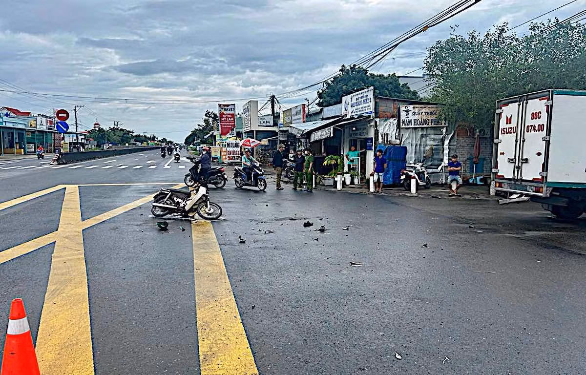 Hiện trường vụ tai nạn giao thông khiến người đi xe máy tử vong. Ảnh: Duy Tuấn