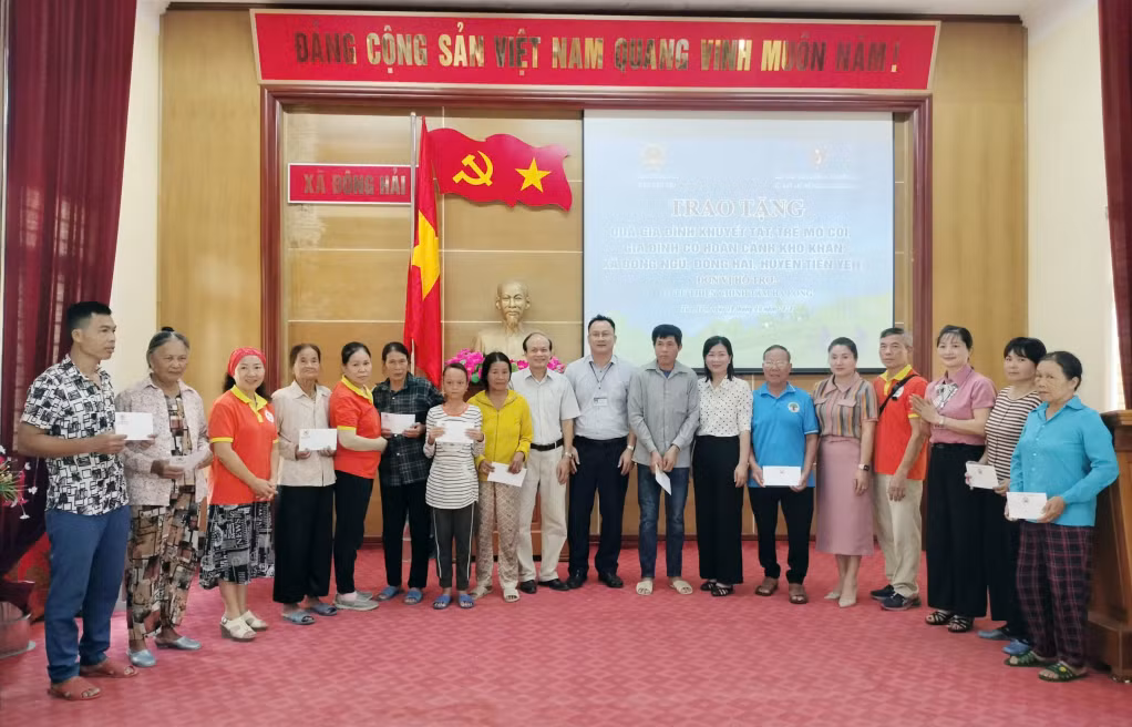 Hội Bảo trợ NKT-TMC tỉnh cùng các ban, ngành đoàn thể, chính quyền địa phương và nhà hảo tâm trao hộ trợ cho người dân có hoàn cảnh khó khăn bị thiệt hại bão số 3 tại xã Đông Hải (huyện Tiên Yên)