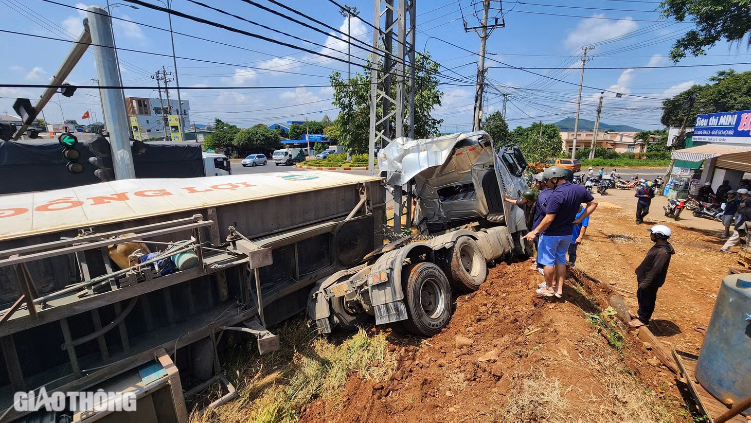 Chiếc xe tông vào ụ đất và trụ điện rồi lật nghiêng. Ảnh: N.H