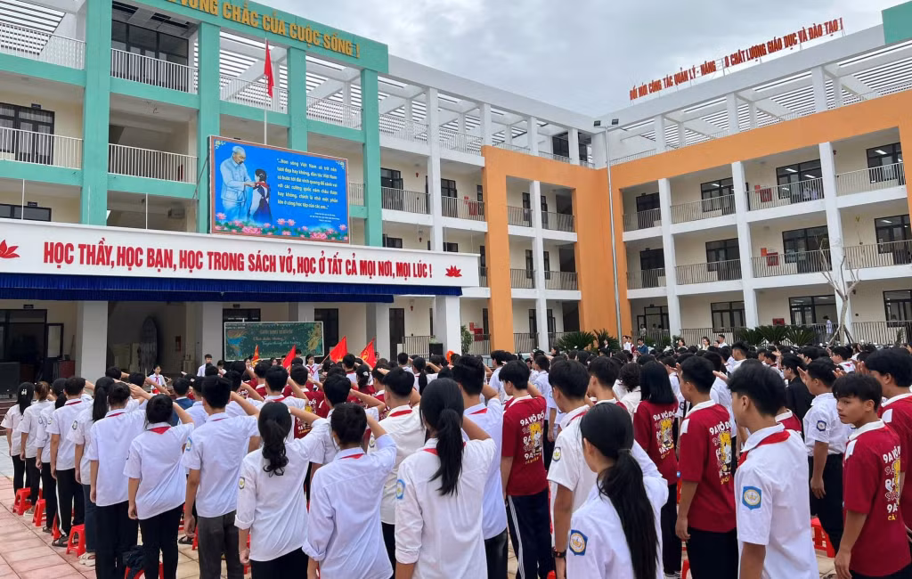 Học sinh Trường THCS thị trấn Ba Chẽ (huyện Ba Chẽ) được học tập trong ngôi trường khang trang nhờ sự đầu tư của tỉnh.