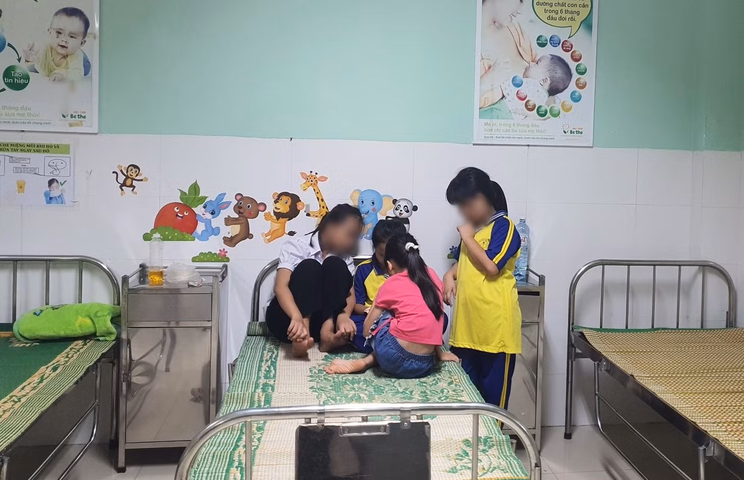 Các học sinh đang điều trị tại Bệnh viện Đa khoa Khu vực miền núi phía Bắc Quảng Nam. Ảnh: CTV