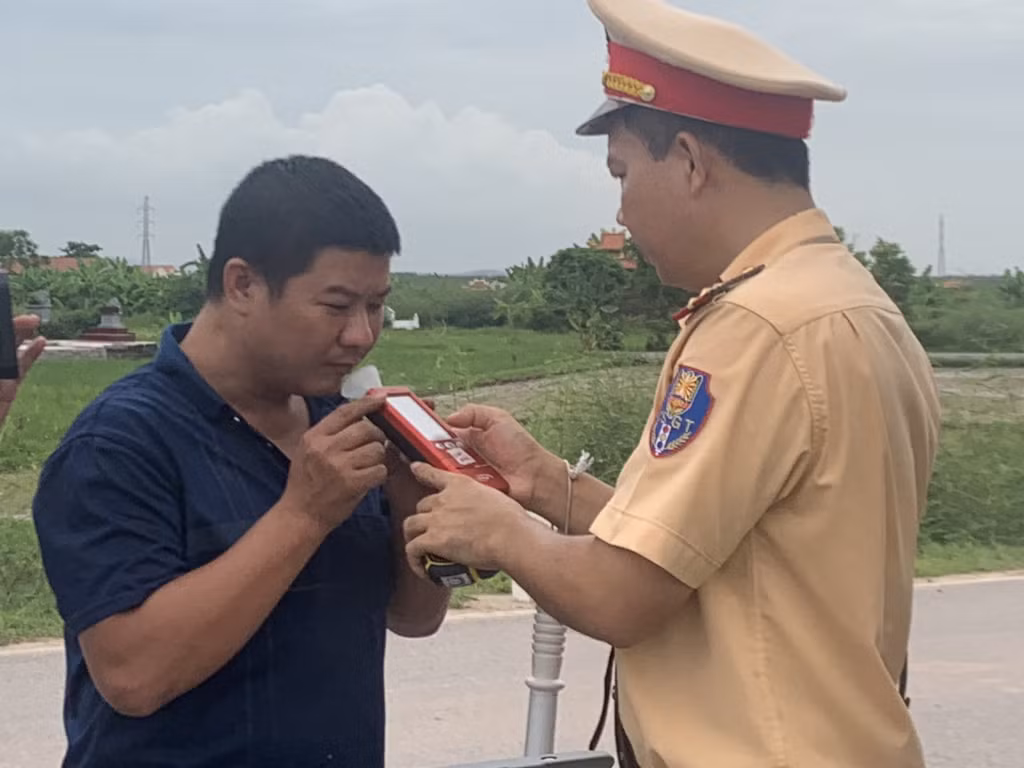 Công an TX Quảng Yên kiểm tra nồng độ cồn lái xe trên tỉnh lộ 331.