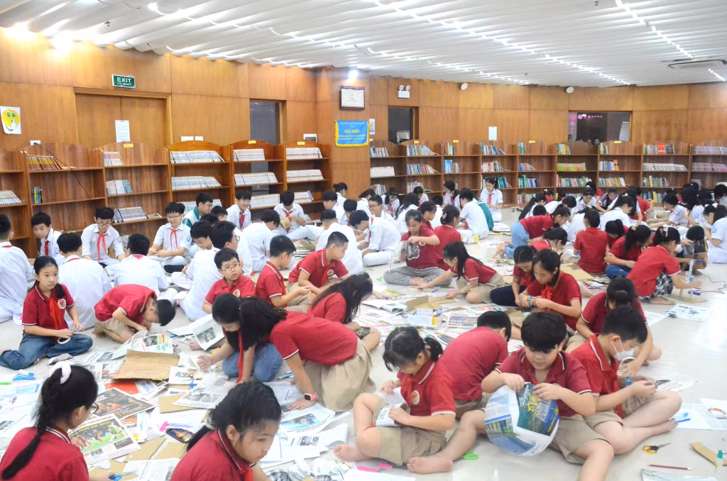 Thư viện tỉnh Quảng Ninh tổ chức Hội thi "Sáng tạo với sách, báo cũ", tái chế sách, báo cũ thành những sản phẩm trang trí.