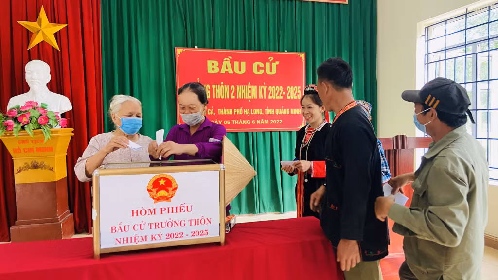 Cử tri thôn 2, xã Bằng Cả, TP Hạ Long, bỏ phiếu bầu trưởng thôn nhiệm kỳ 2022-2025.