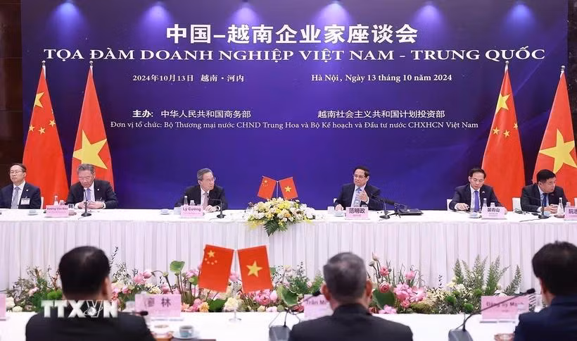 Thủ tướng Phạm Minh Chính và Thủ tướng Trung Quốc Lý Cường tại Tọa đàm doanh nghiệp Việt Nam-Trung Quốc. (Ảnh: Dương Giang/TTXVN)