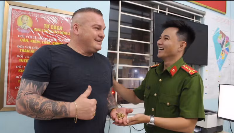 Bắt nhanh hai đối tượng "cộm cán", kịp thời trao trả tài sản cho du khách nước ngoài ảnh 4