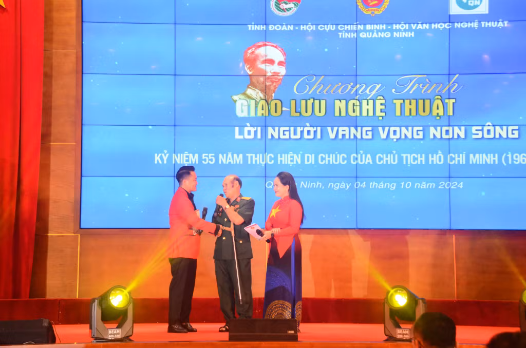 Cựu chiến binh Lê Long Triệu chia sẻ câu chuyện xúc động về 19 năm chiến đấu tại nhiều chiến trường, mang tới nhiều cảm xúc cho khán giả.
