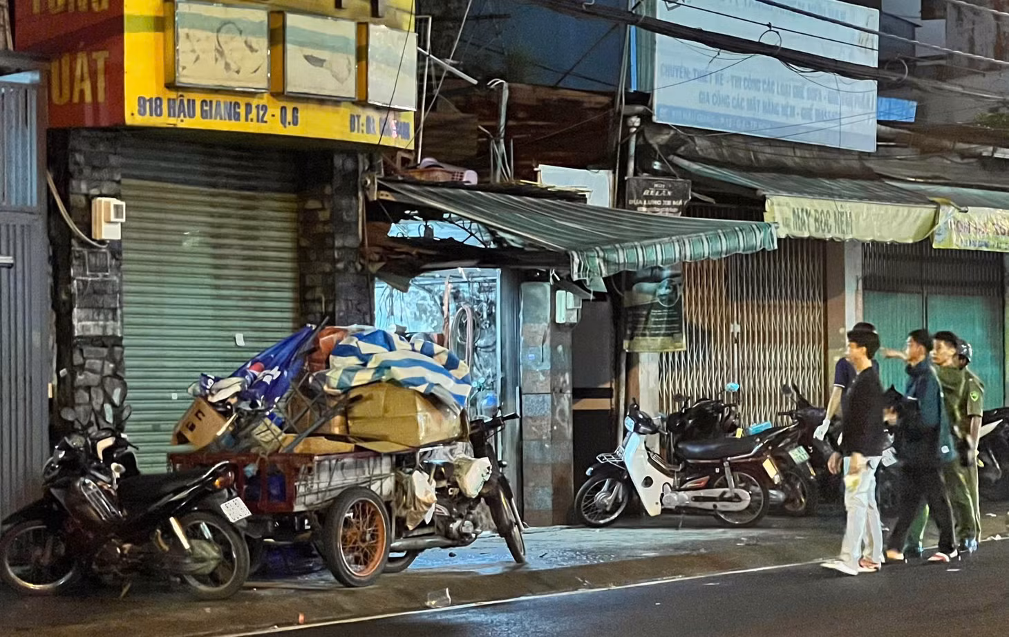 Công an khám nghiệm hiện trường vụ nổ. Ảnh: T.K.