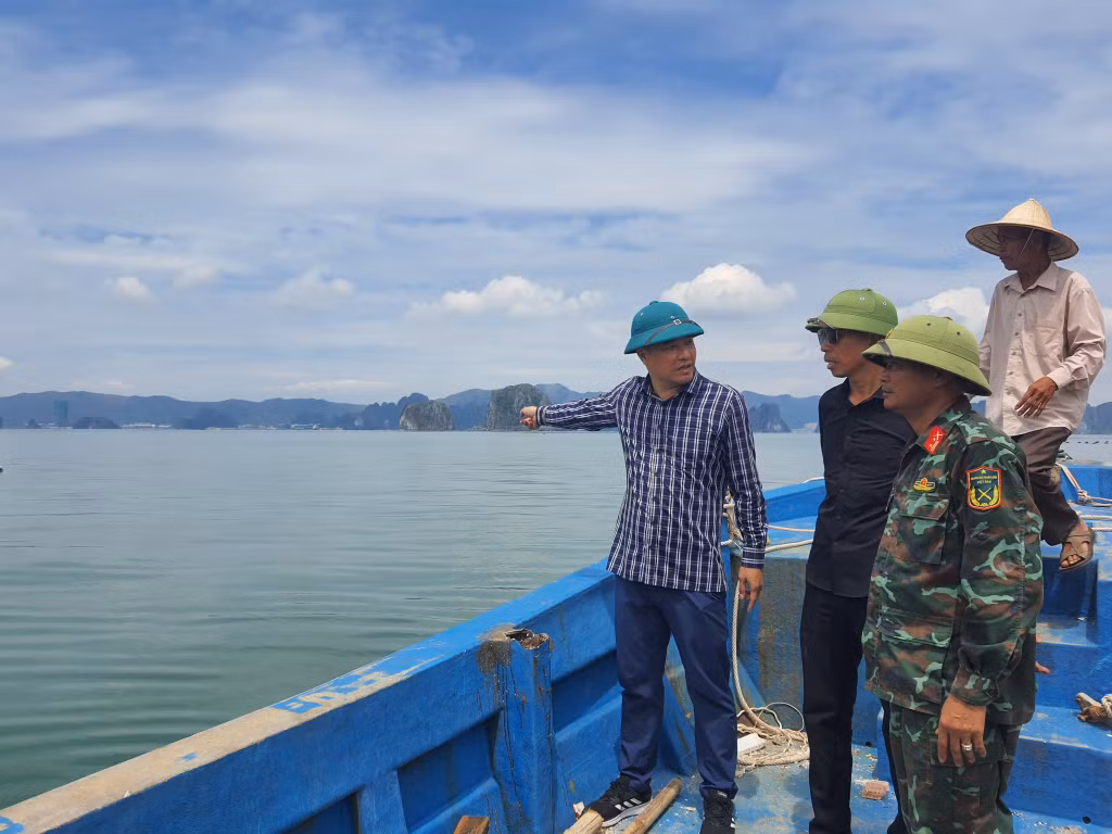 Lãnh đạo xã Hạ Long (huyện Vân Đồn) cùng người dân thực hiện giao nhận mặt nước biển để NTTS.