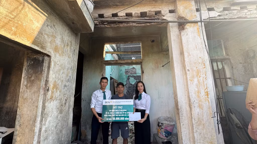 Đại diện ngân hàng BIDV chi nhánh Quảng Ninh trao bà xuất hỗ trợ 50 triệu đồng cho ông Lê Văn Dũng, tổ 40, khu 4, phường Hồng Gai, TP Hạ Long