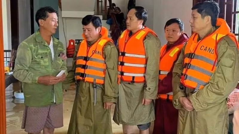 Lãnh đạo huyện và Công an huyện Lệ Thủy đến thăm hỏi, chia buồn với gia đình có người chết trong lũ lụt.