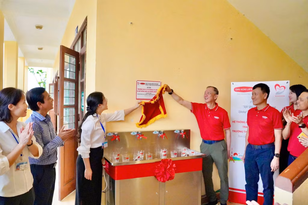 Ông Takashi Fujii, Chủ tịch Danh dự Dai-ichi Life VN kiêm Thành viên Hội đồng Quản lý Quỹ Vì cuộc sống tươi đẹp cùng đại diện Trường THCS Lý Tự Trọng thực hiện nghi thức bàn giao hệ thống máy lọc nước uống sạch.