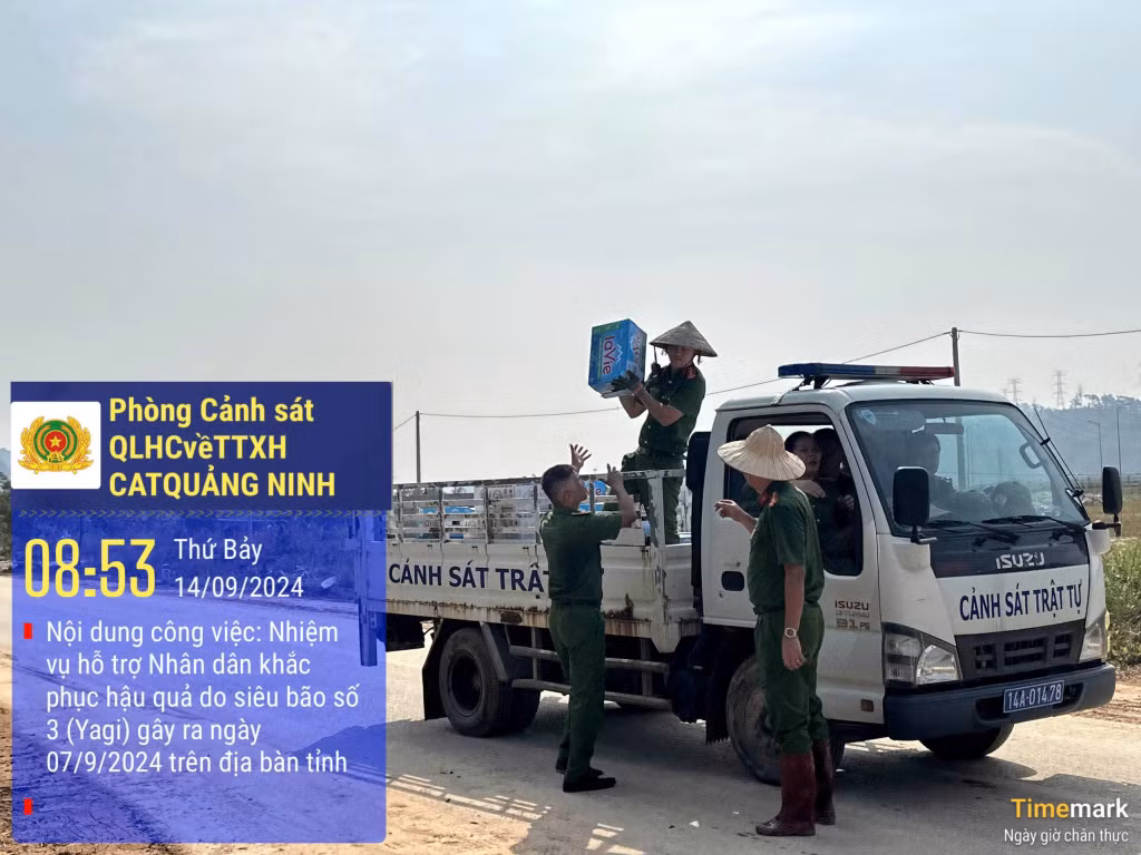 CBCS Cảnh sát QLHC về TTXH - Công an tỉnh, tham gia cứu trợ người dân thôn Đá Trắng, xã Thống Nhất, TP Hạ Long, bị mưa lũ ngập lụt, thiếu nước sạch và lương thực.