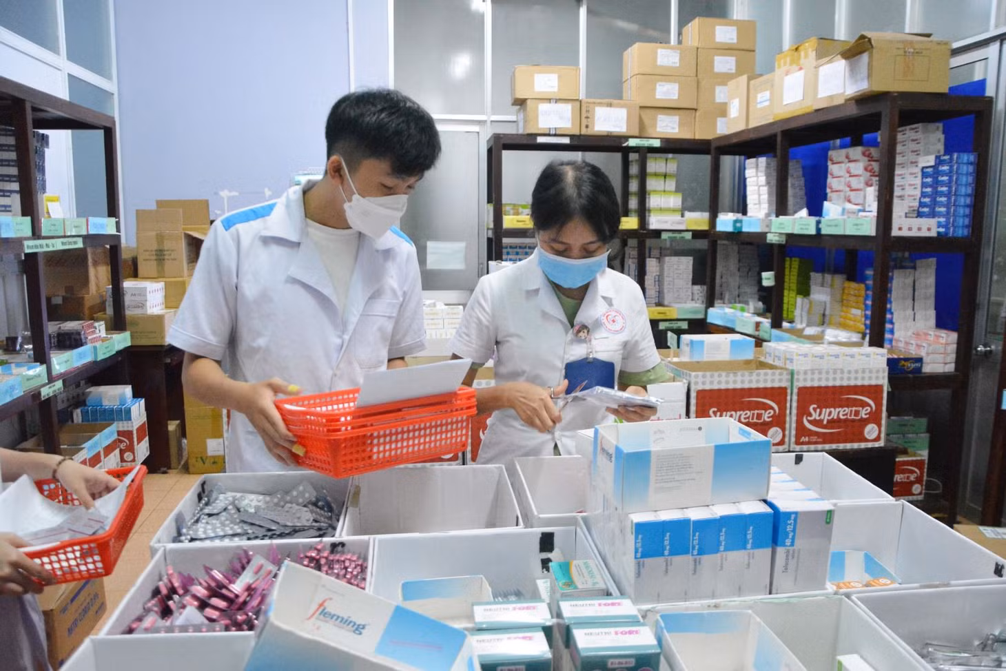 Các cơ sở y tế đảm bảo thuốc chữa bệnh cho người dân. Ảnh: TTXVN