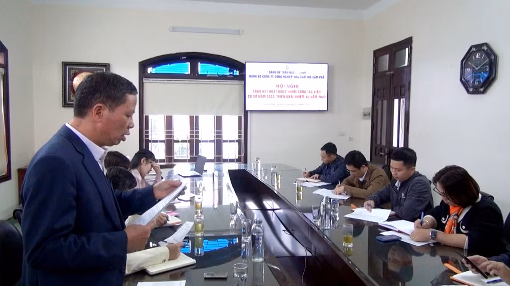 Nhóm cộng tác viên cơ sở của Công ty Công nghiệp Hóa chất mỏ Cẩm Phả trao đổi giải pháp hoạt động.