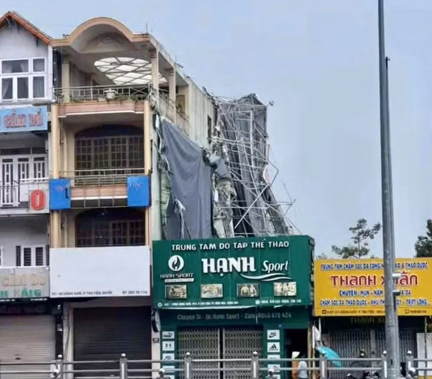 Một biển quảng cáo ngoài trời khu vực ngã tư Tân Phong bị gió xoáy giật đổ. Ảnh: VŨ HỘI