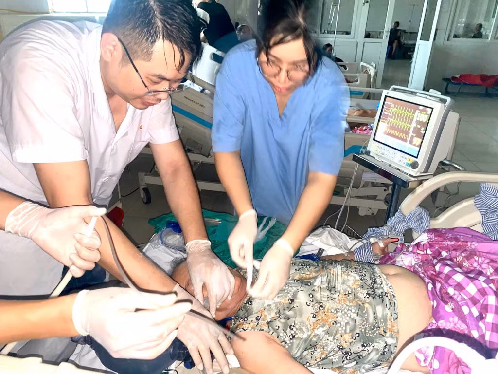 Tại Trung tâm Y tế TX Đông Triều, bác sĩ Nguyễn Mạnh Hùng và đồng nghiệp liên tục cấp cứu cho bệnh nhân trong điều kiện thiếu thốn. (Ảnh đơn vị cung cấp)