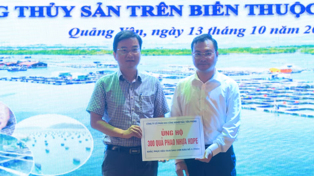 Các doanh nghiệp, cơ quan, đơn vị trên địa bàn trao tặng 1.500 quả phao nhựa HĐPE để TX Quảng Yên hỗ trợ ngư dân tái thiết sản xuất sau bão.