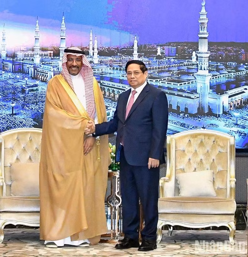 Thủ tướng Chính phủ Phạm Minh Chính và Bộ trưởng Công nghiệp và Khoáng sản Saudi Arabia Bandar Alkhorayef (Ảnh: THANH GIANG).