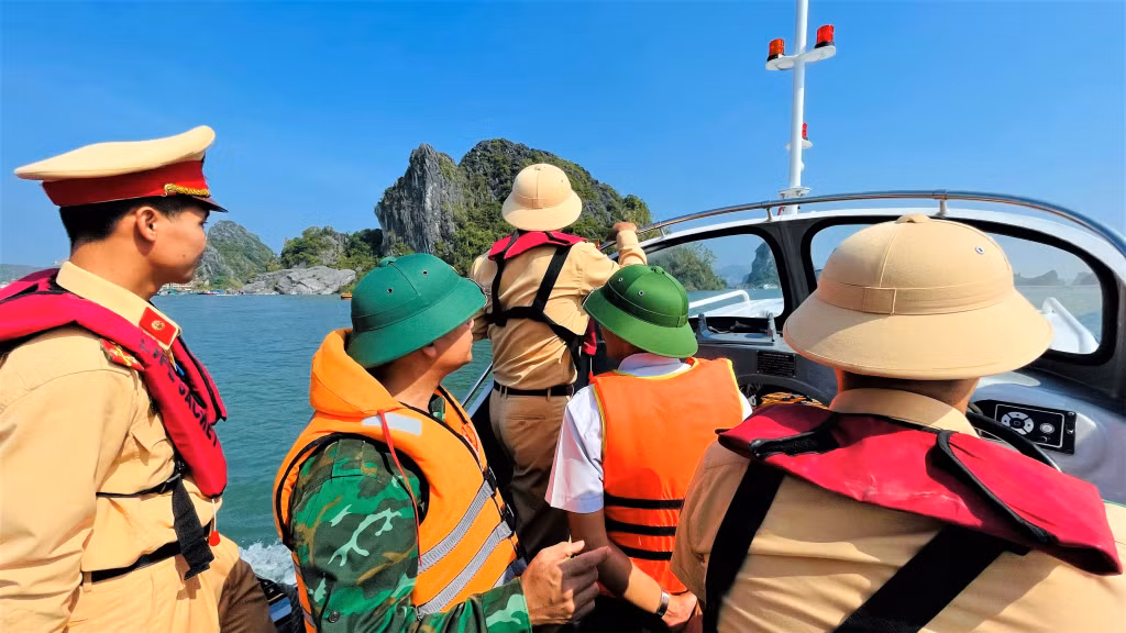 Công an huyện Vân Đồn phối hợp với các ngành chức năng tuần tra, rà soát các công trình hạng mục đảm bảo ATGT trên tuyến đường thủy bị thiệt hại do bão.