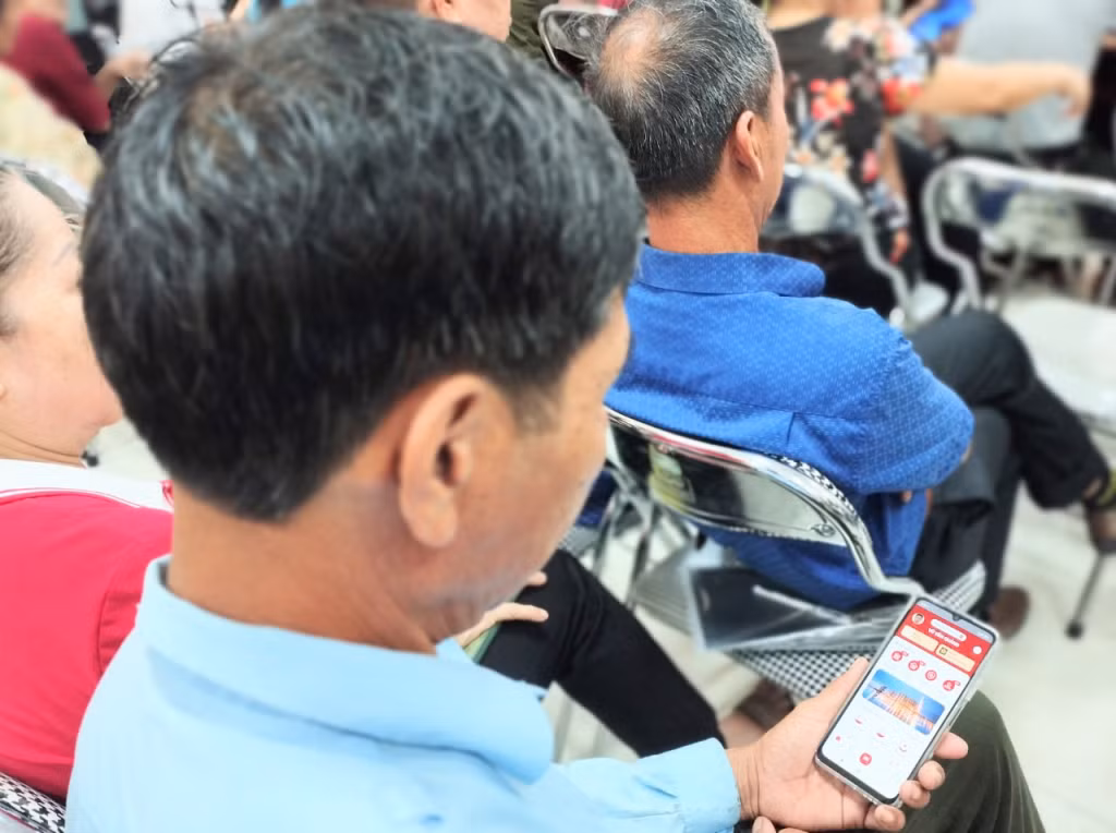 Người dân phường Hà Khánh sử dụng các tính năng của VNeID.