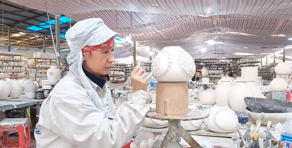 Làng nghề thủ công truyền thống là một lợi thế phát triển du lịch của thị xã (Ảnh: sản xuất gốm sứ tại Công ty TNHH Gốm sứ Quang Vinh. TX Đông Triều).