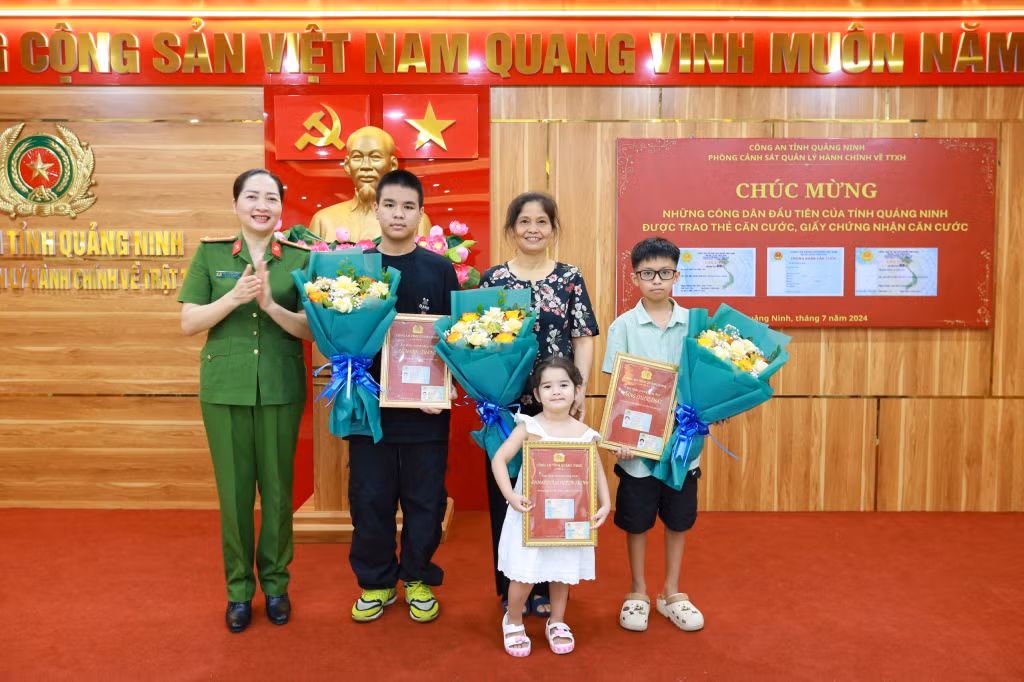 Những công dân nhí đầu tiên của tỉnh Quảng Ninh nhận thẻ Căn cước.