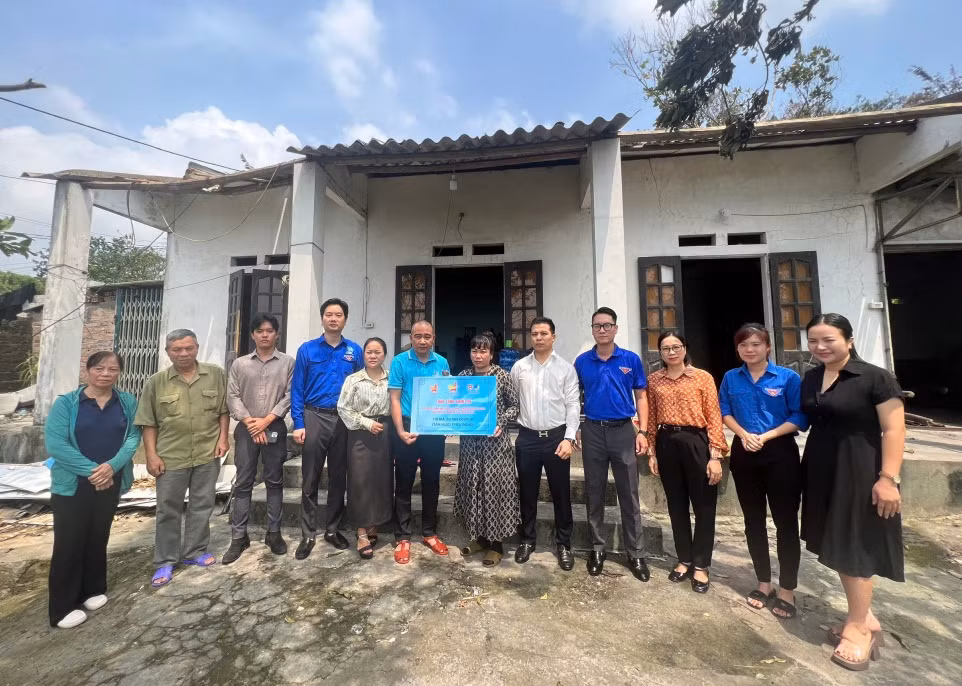 Hội Doanh nhân trẻ tỉnh trao tặng kinh phí hỗ trợ sửa chữa nhà cho hộ dân tại phường Cẩm Tây (TP Cẩm Phả) bị thiệt hại do bão. Ảnh: Đơn vị cung cấp