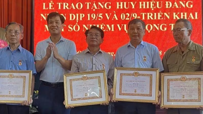 Ông Vũ Đức Nam, Chủ tịch Ủy ban nhân dân xã Quang Trung, huyện Kiến Xương, tỉnh Thái Bình (thứ 2 từ trái qua). (Ảnh Cổng thông tin điện tử xã Quang Trung)