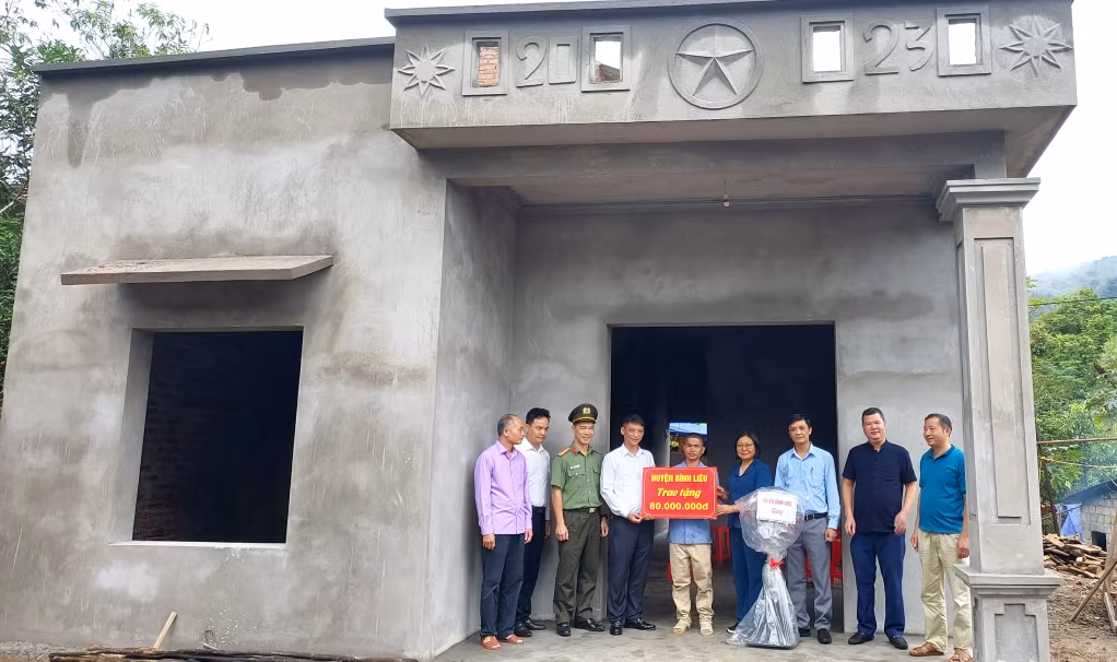 Huyện Bình Liêu tổ chức trao kinh phí hỗ trợ xây nhà mới cho gia đình ông Nình Văn Dảu (thôn Nà Luông, xã Vô Ngại). Ảnh: La Lành (Trung tâm TT-VH Bình Liêu)