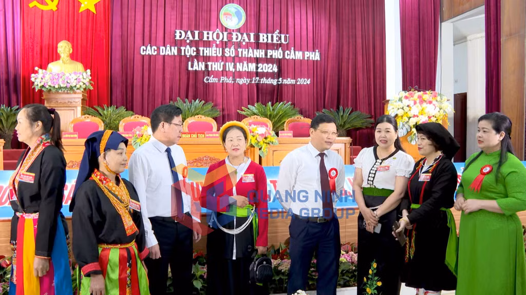 Đồng chí Nghiêm Xuân Cường, Phó Chủ tịch UBND tỉnh trò chuyện với các đại biểu đại diện cho hơn 1 vạn đồng bào dân tộc thiểu số của TP Cẩm Phả (10-2024). Ảnh: Bảo Long