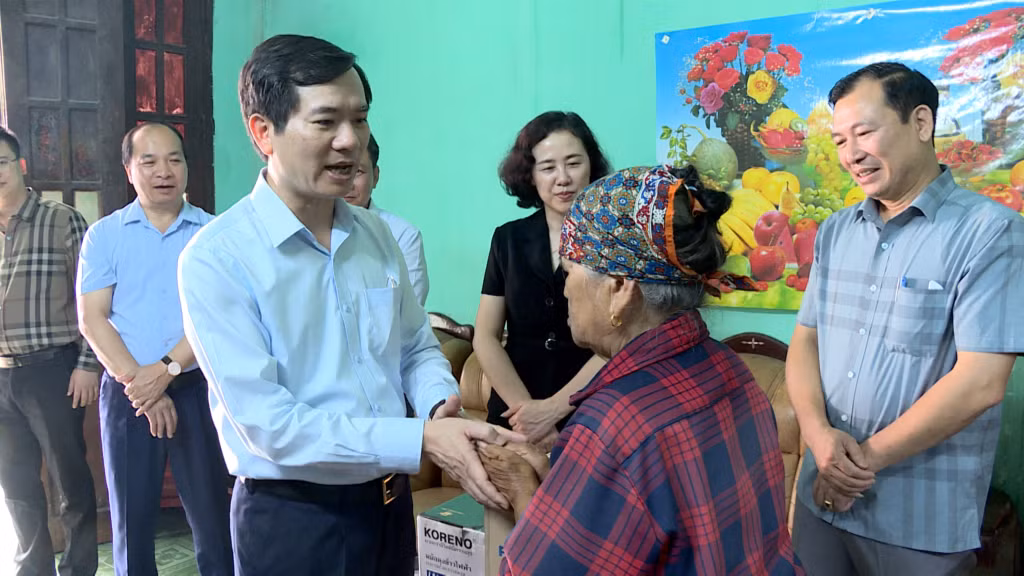 Đồng chí Vũ Quyết Tiến, Ủy viên BTV Tỉnh ủy, Bí thư Thành ủy Hạ Long thay mặt đoàn thăm hỏi, tặng quà, động viên gia đình bà Vũ Thị Thủy, thôn Đồng Tâm, xã Lê Lợi, bị hư hỏng nhà trong cơn bão số 3.