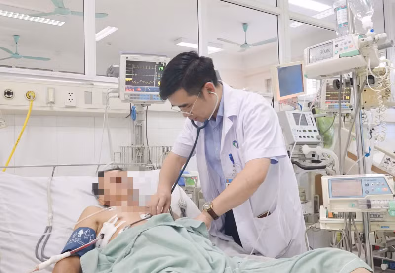 Thạc sĩ, bác sĩ Đinh Danh Trình, Phó khoa Tim mạch ( Bệnh viện Bãi Cháy) kiểm tra sức khỏe người bệnh sau can thiệp tim mạch.