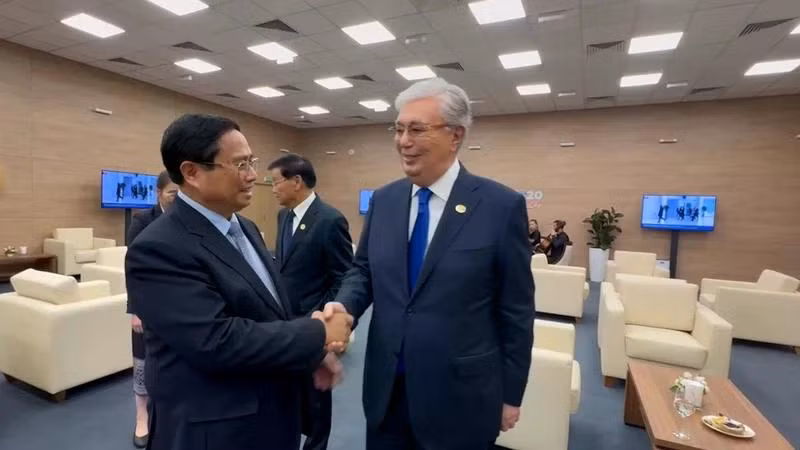 Thủ tướng Chính phủ Phạm Minh Chính và Tổng thống Kazakhstan Kassym-Jomart Tokayev. (Ảnh: Nhật Bắc/VGP)