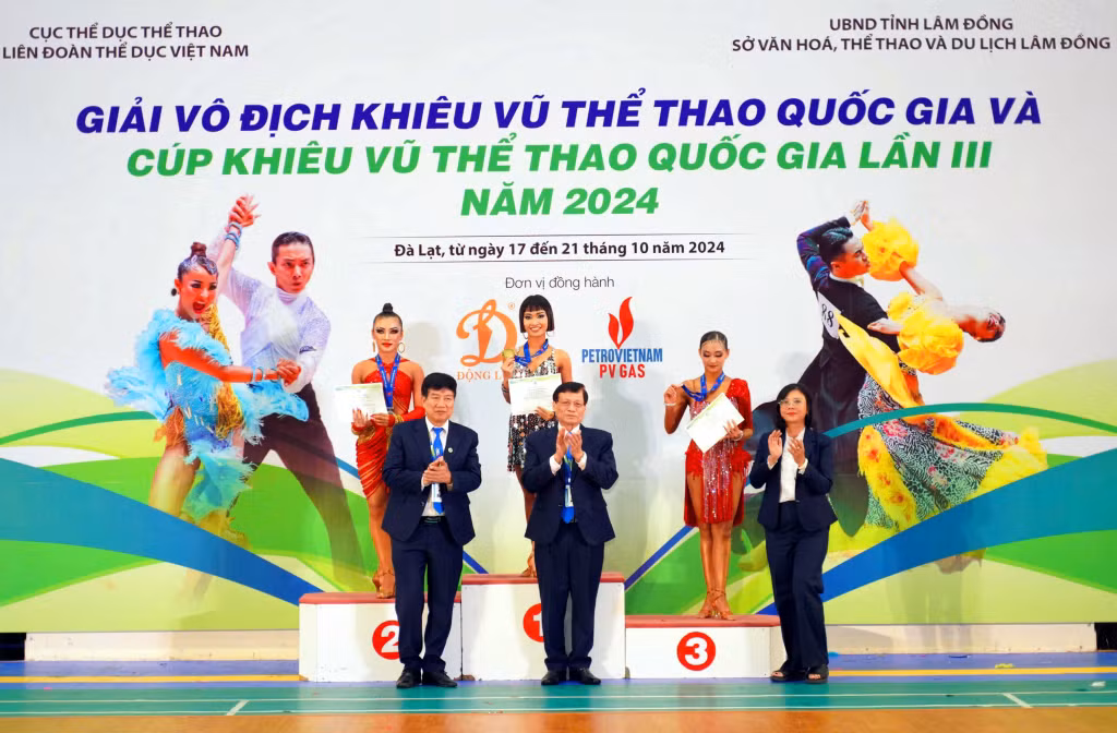 VĐV Nguyễn Trọng Nhã Uyên xuất sắc đoạt HCV ở nội dung solo toàn năng 5 điệu Latin.