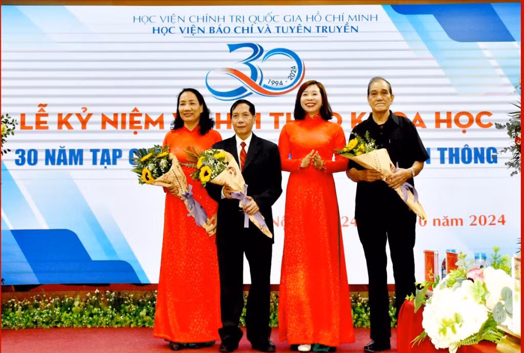 Lãnh đạo Tạp chí LLCT&amp;TT tặng hoa tri ân các nguyên lãnh đạo, cán bộ của Tạp chí.