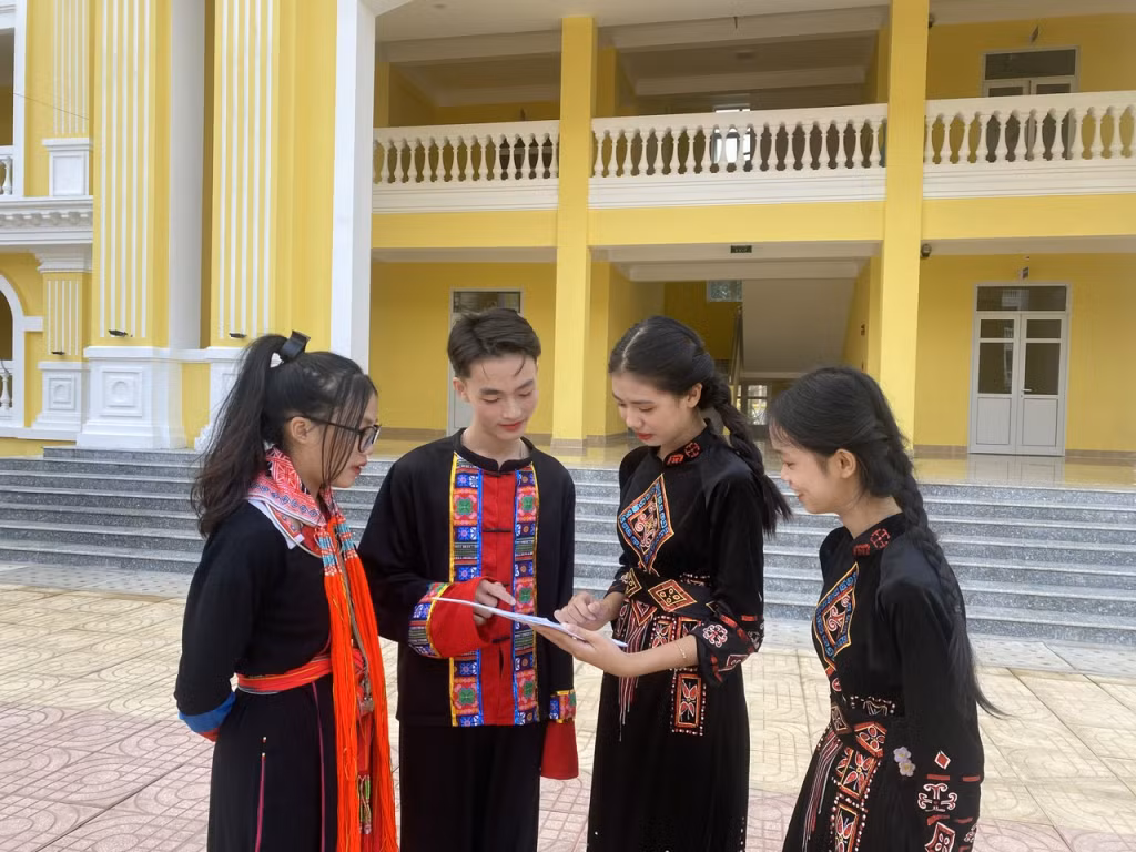 Học sinh Trường THCS&THPT Quảng La trao đổi bài trong giờ ra chơi.