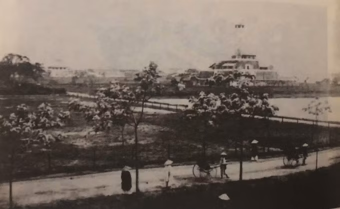 Bức ảnh cuối cùng về kiến trúc nguyên vẹn của thành Hà Nội. Phía trước là hồ Voi, ô đất trống bên cạnh hiện là Đại sứ quán Trung Quốc. Ảnh: Trung tâm Lưu trữ Quốc gia I
