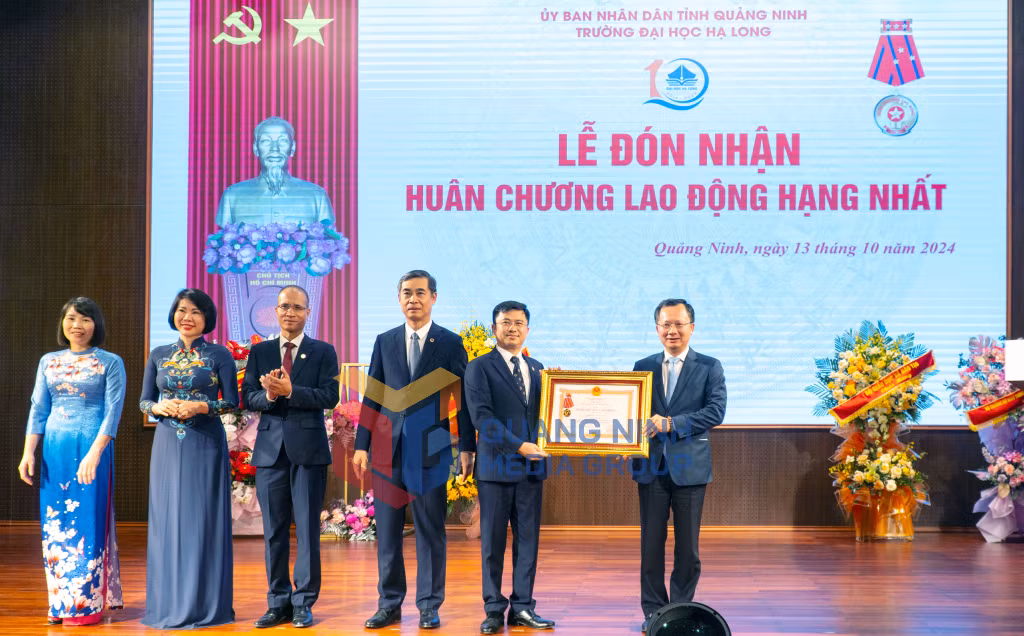 2024-10_Chủ tịch UBND tỉnh Cao Tường Huy trao Huân chương Lao động hạng Nhất cho Trường Đại học Hạ Long. Ảnh: Thu Phương