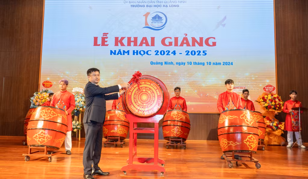 Tiến sĩ Nguyễn Đức Tiệp, Hiệu trưởng Trường Đại học Hạ Long, gióng trống khai giảng năm học 2024-2025.