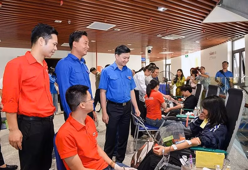 Đại diện Trung ương Đoàn Thanh niên Cộng sản Hồ Chí Minh, Thành đoàn Hà Nội và các đơn vị liên quan động viên các bạn trẻ tình nguyện tại khu vực hiến máu.