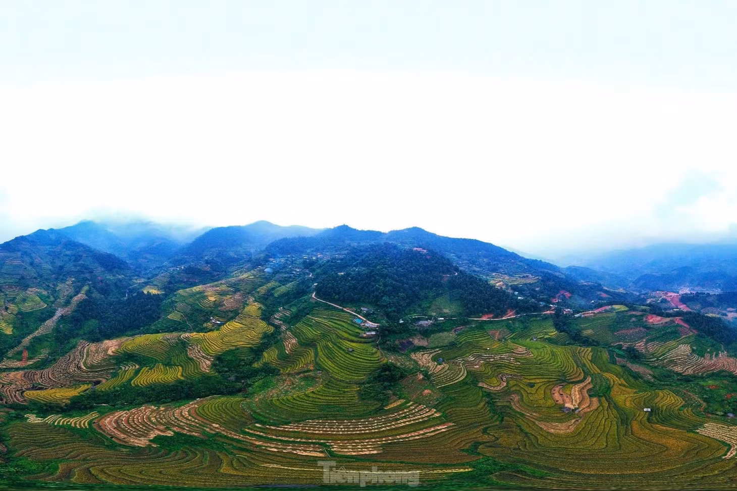 Trao đổi với Tiền Phong, chị Nguyễn Thị Thy (ở Hạ Long, Quảng Ninh) cho biết, chị thấy phong cảnh thực sự đẹp, đẹp hơn rất nhiều trong phim ảnh.