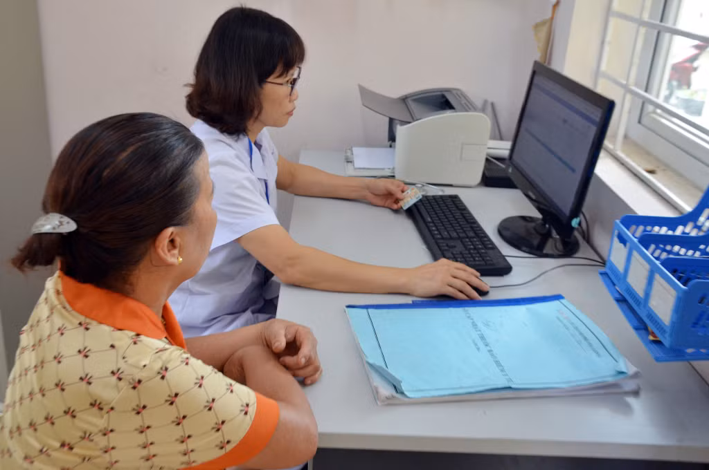 Người dân đến Trạm Y tế xã Vũ Oai (TP Hạ Long) khám chữa bệnh BHYT bằng CCCD gắn chíp.